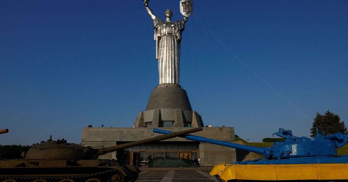image for Ukraine gets rid of Soviet symbols on Motherland monument in Kyiv