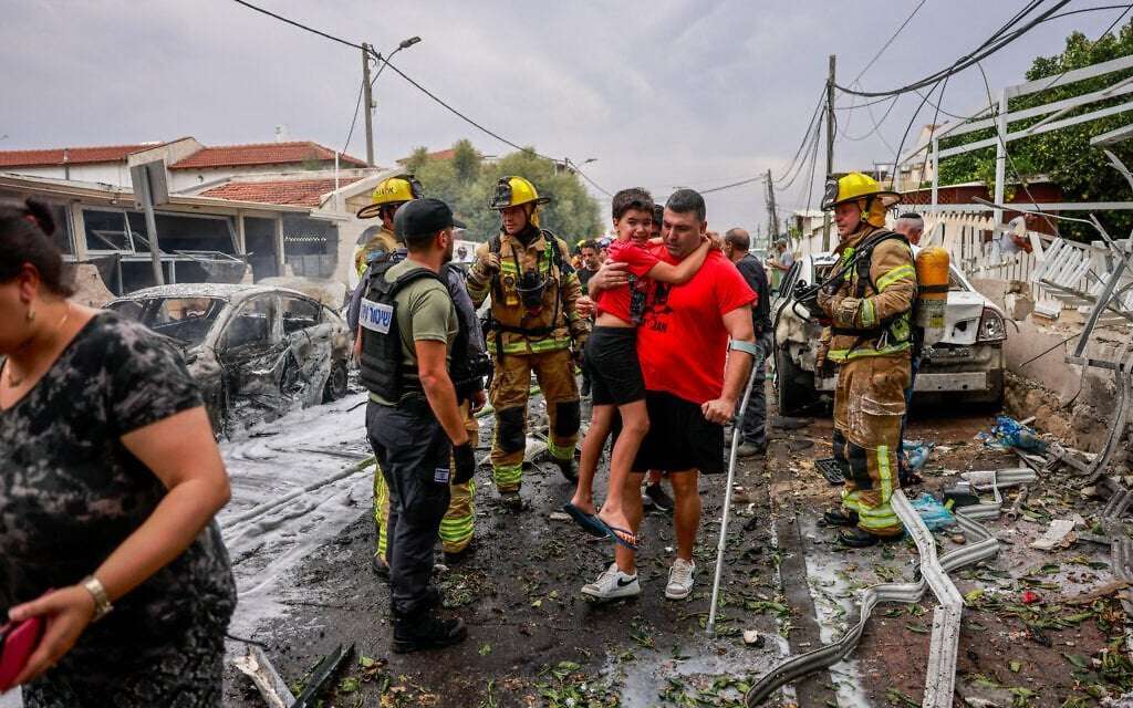 image for Heavy rocket fire on central, southern Israel; 300,000 reservists mobilized in 48 hours