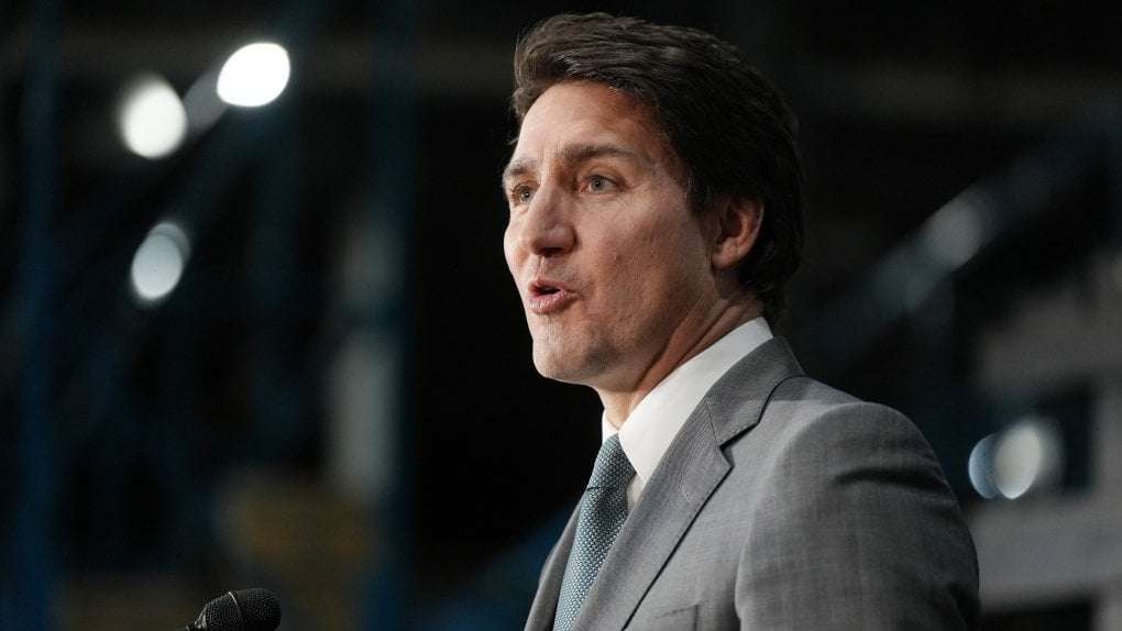 image for 100 officers deployed after Trudeau surrounded at Vancouver restaurant