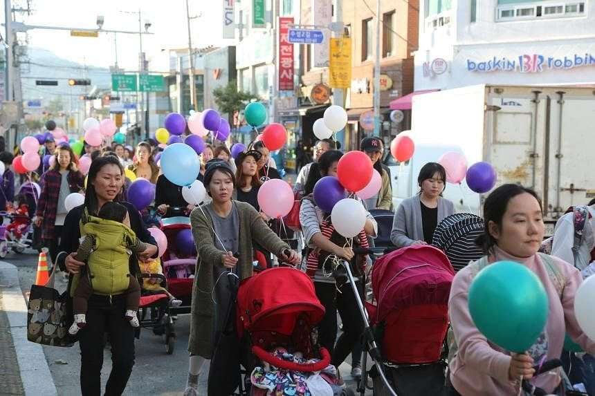 image for South Korean government asks young couples why they refuse to have children