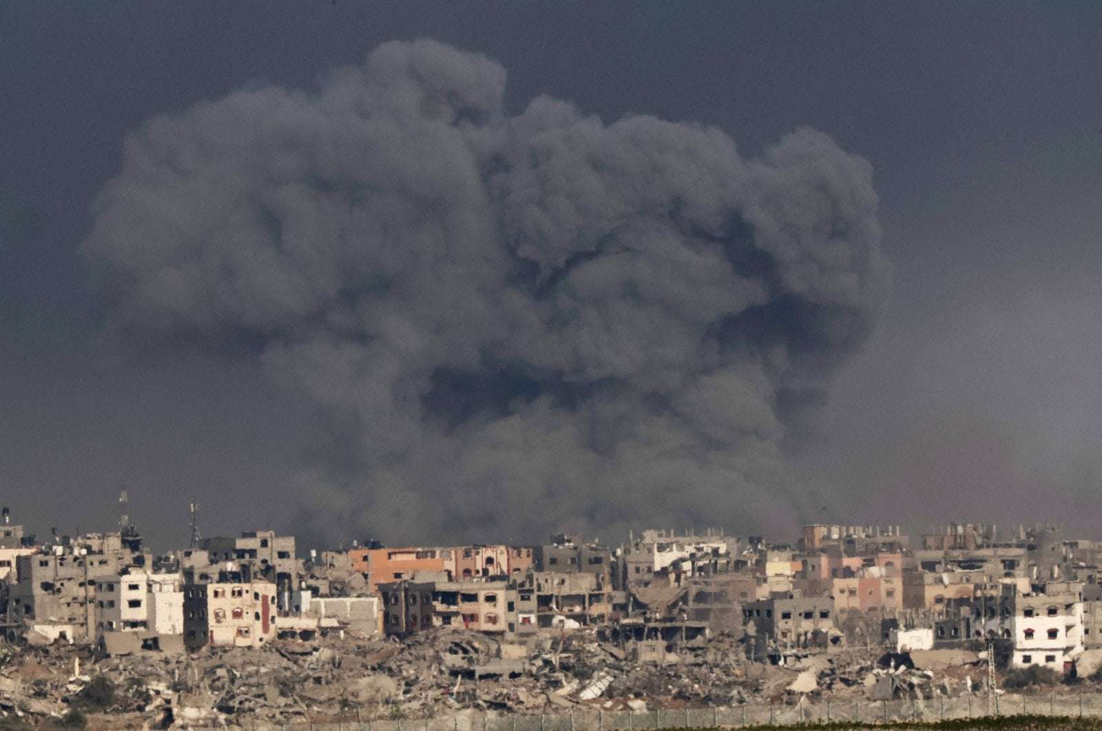 image for US intel details Israel's widespread use of ‘dumb bombs’ in Gaza