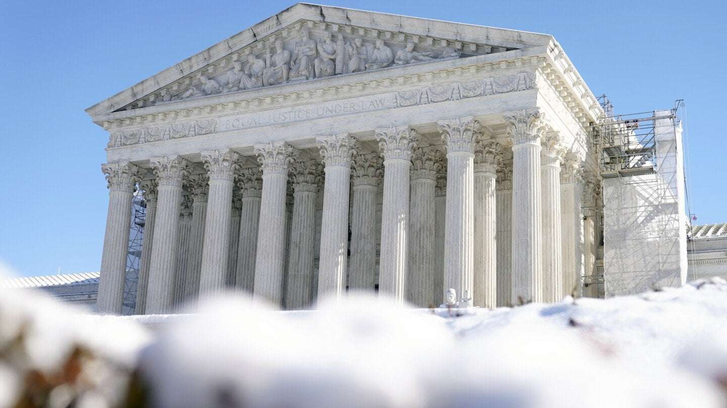 image for Supreme Court allows federal agents to cut razor wire Texas installed on US-Mexico border