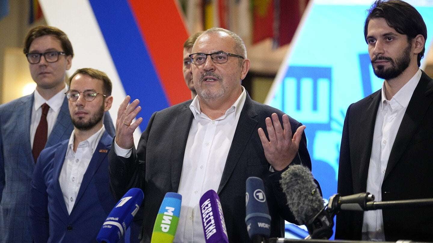 image for An unlikely challenger to Putin brings a rare show of defiance, creating a dilemma for the Kremlin