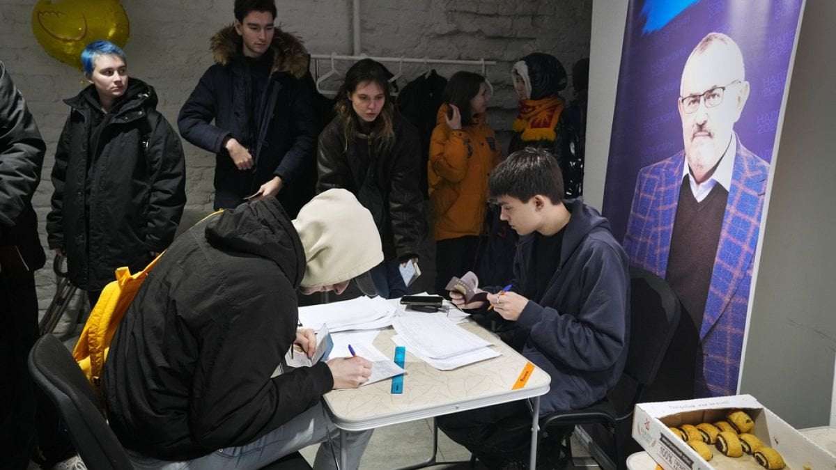 image for Russians queue to support Putin opponent in bid to enter presidential election race