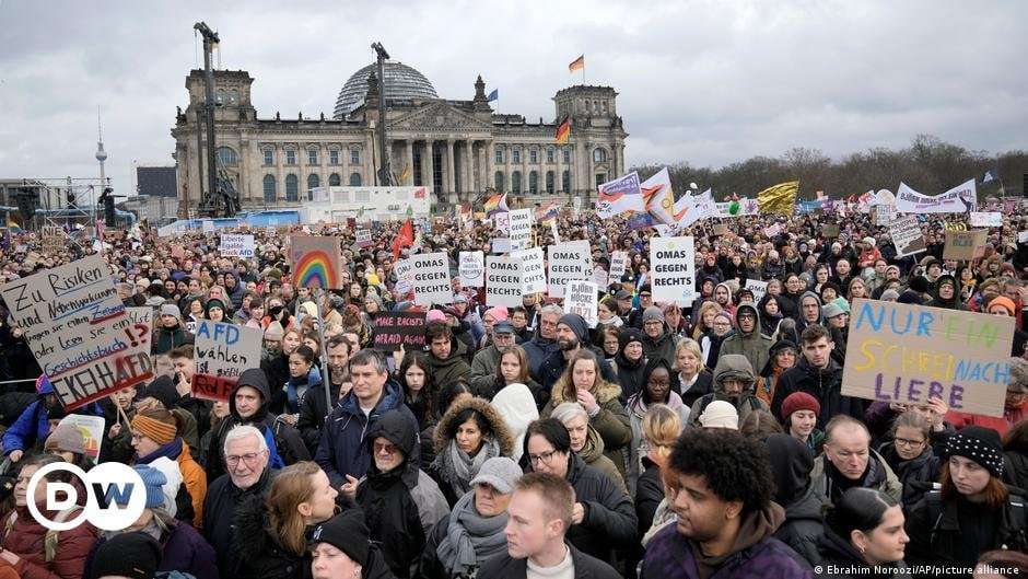 image for Germany: Tens of thousands in Berlin protest far right – DW – 02