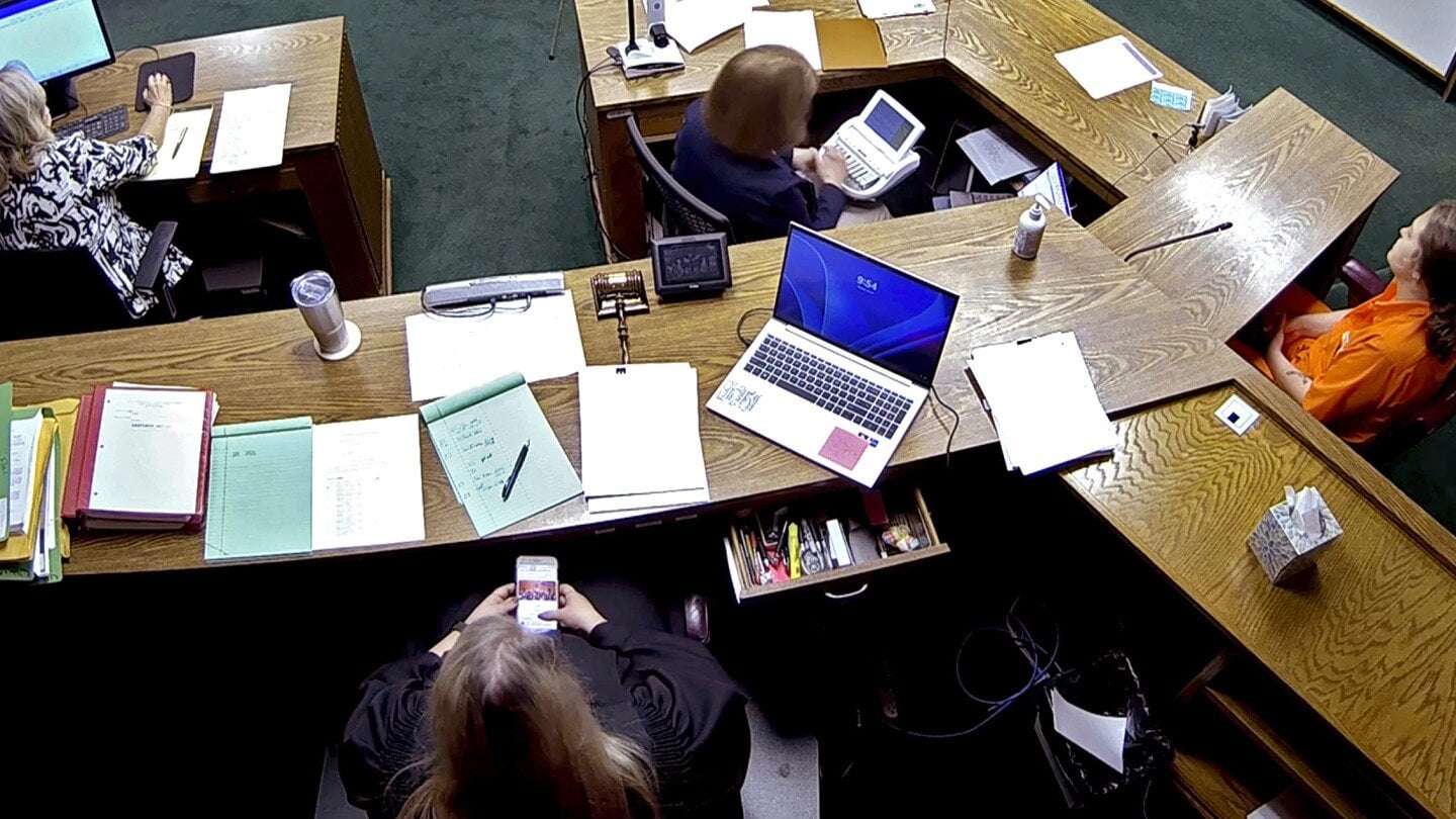 image for An Oklahoma judge who sent more than 500 texts during a murder trial resigns