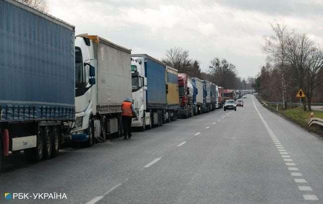 image for In Poland, protesters dumped grain from Ukrainian trucks on road