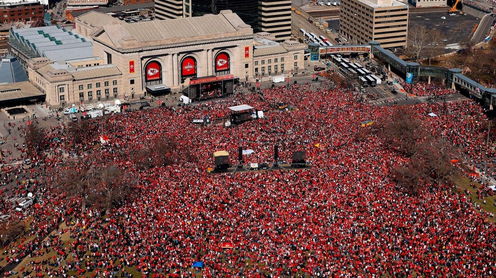 image for 1 dead, at least 21 others injured by gunfire at Chiefs Super Bowl parade in Kansas City: 'Tragedy'