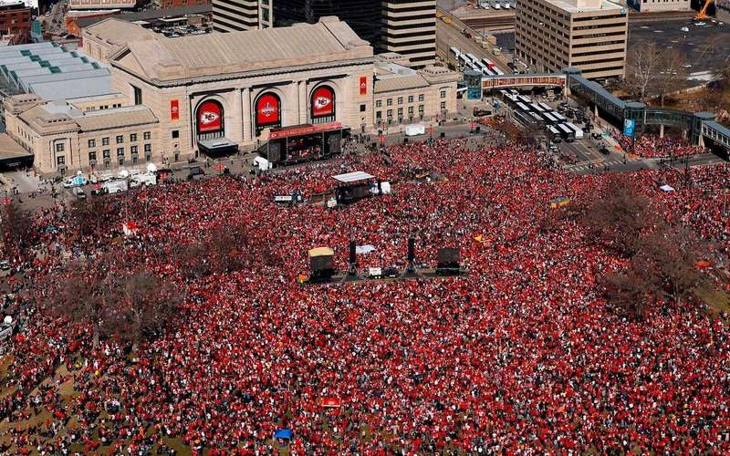 image for 1 dead, at least 21 others injured by gunfire at Chiefs Super Bowl parade in Kansas City: 'Tragedy'