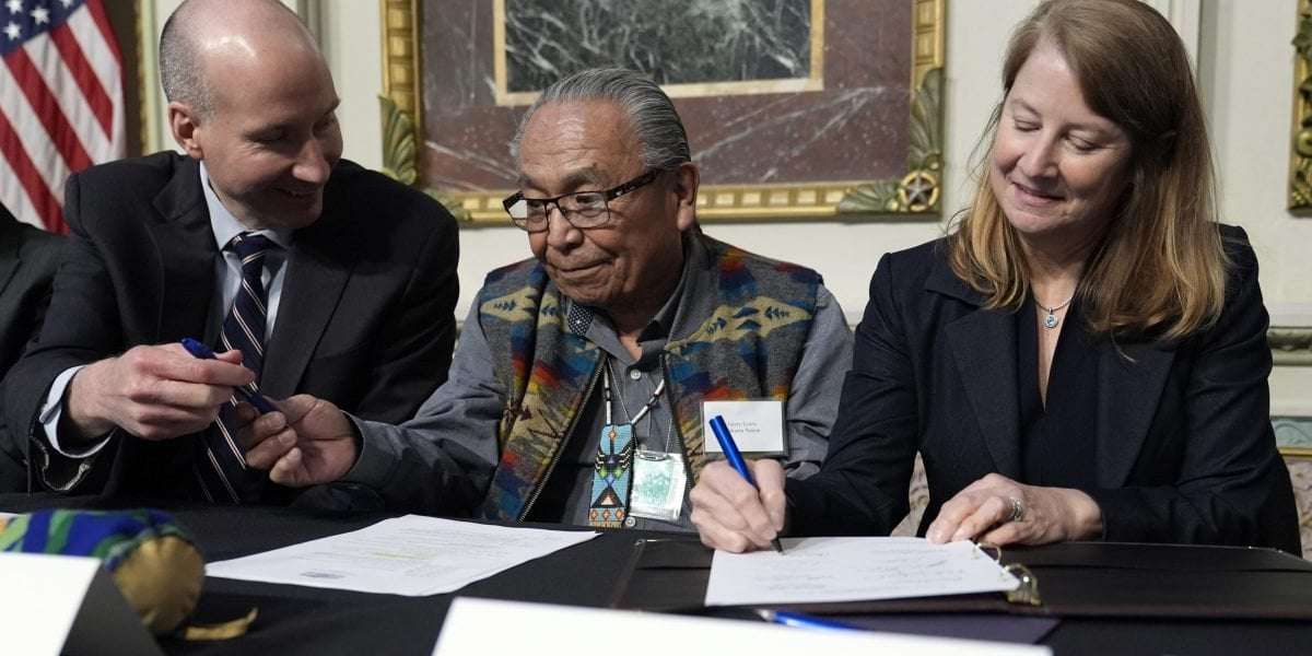 image for Biden brokers $1 billion deal with Oregon, Washington, 4 Columbia River tribes to revive Northwest salmon population