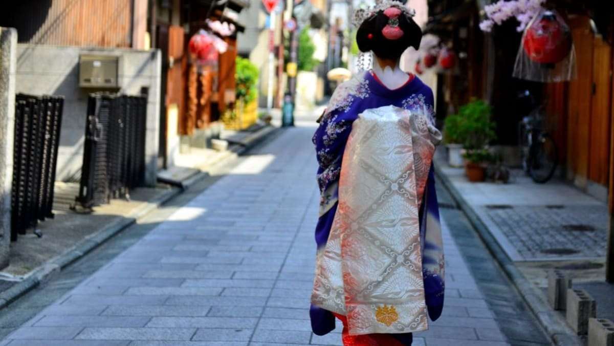 image for Tourists to be banned from private alleys in Kyoto's geisha district