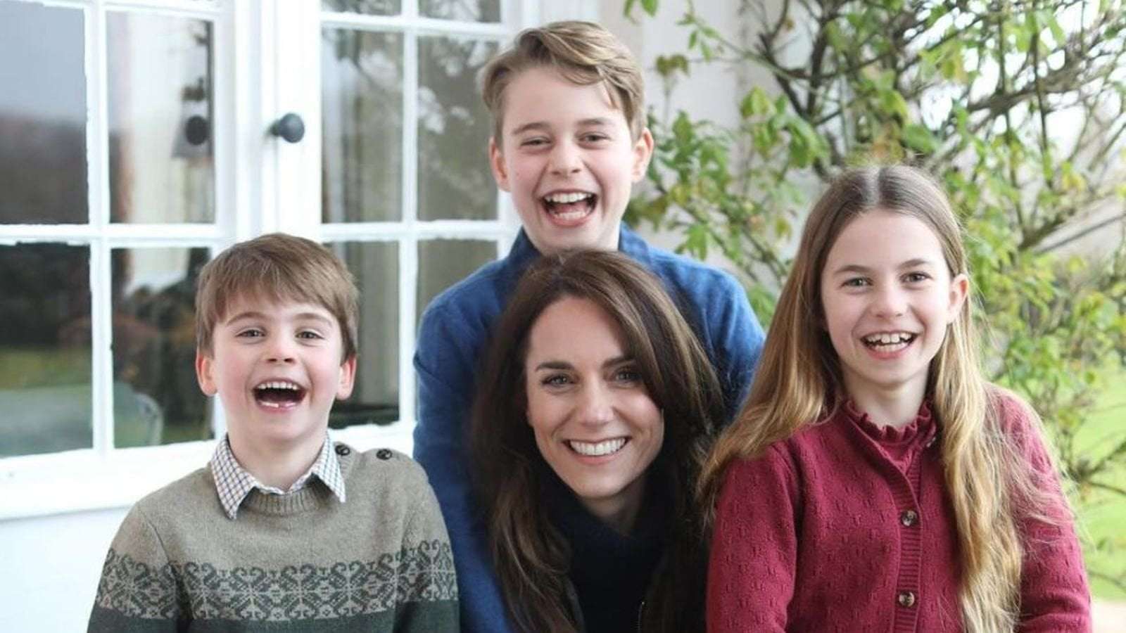 image for Princess of Wales: Picture agencies pull Kate photo amid 'manipulation' concerns