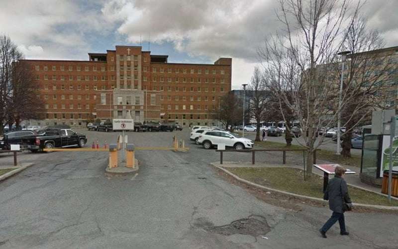 image for Quebec woman gives birth outside after finding hospital door locked