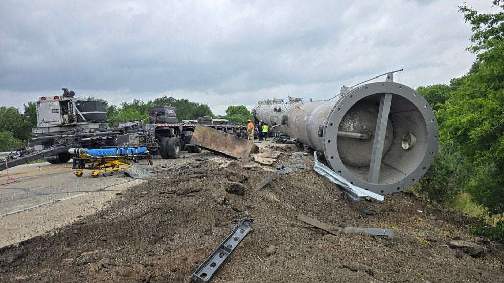 image for Two killed, one injured as 350,000-pound load detaches from trailer in Temple, Texas