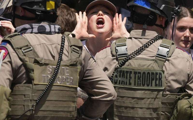 image for Police clear pro-Palestinian protesters from Columbia University’s Hamilton Hall
