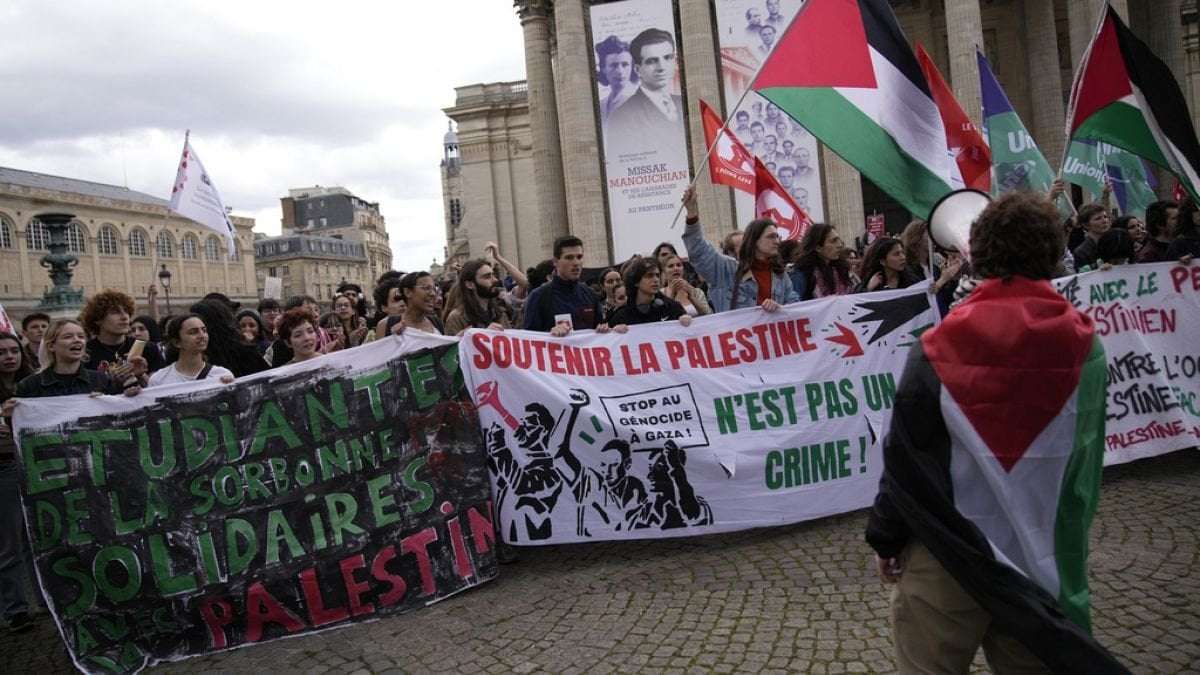 image for French police remove pro-Palestine protesters from Paris university building