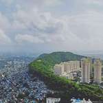 image for A picture of the divide between an actual rich neighbourhood and poor one in Mumbai