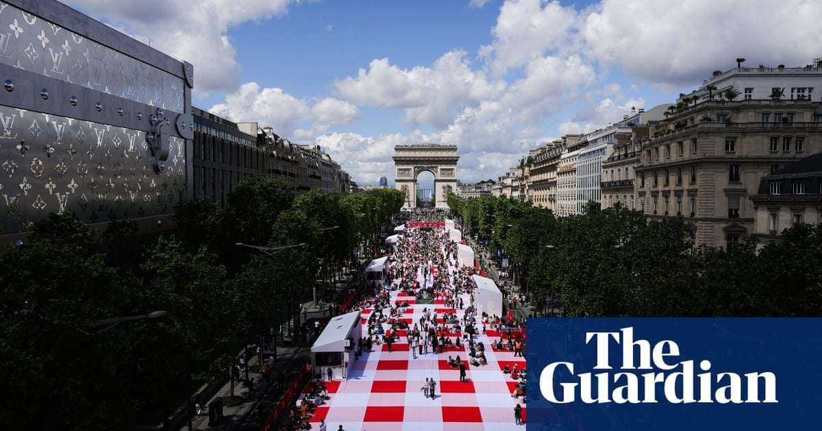 image for Thousands of Parisians take part in free picnic on the Champs-Élysées