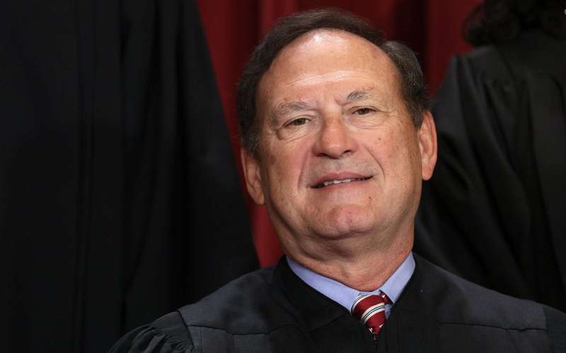 image for Samuel Alito's Neighbor Disputes Flag Story: 'Outright Lying'