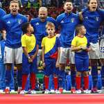 image for Italians singing their national anthem.