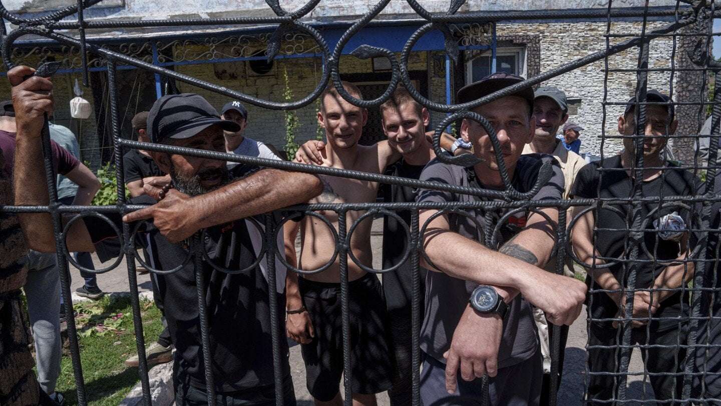 image for Ukraine is releasing thousands of prisoners so they can join the fight against Russia