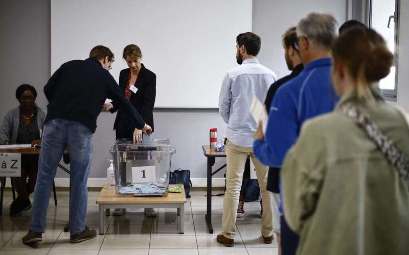 image for French elections: Left projected to win most seats, ahead of Macron's coalition and far right