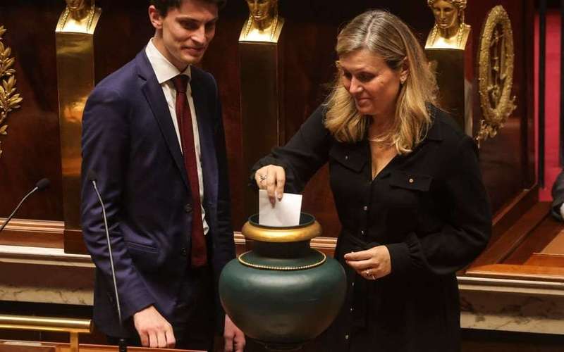 image for Macron wins shock vote to keep coalition hopes alive