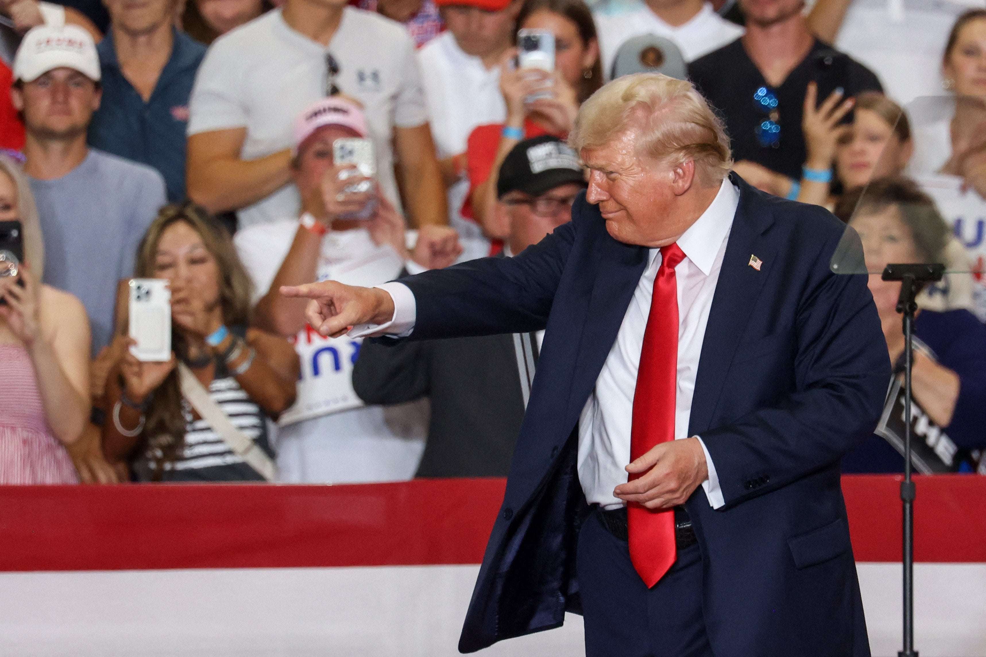 image for Could Donald Trump Lose Florida? Poll Sparks Warning About Kamala Harris