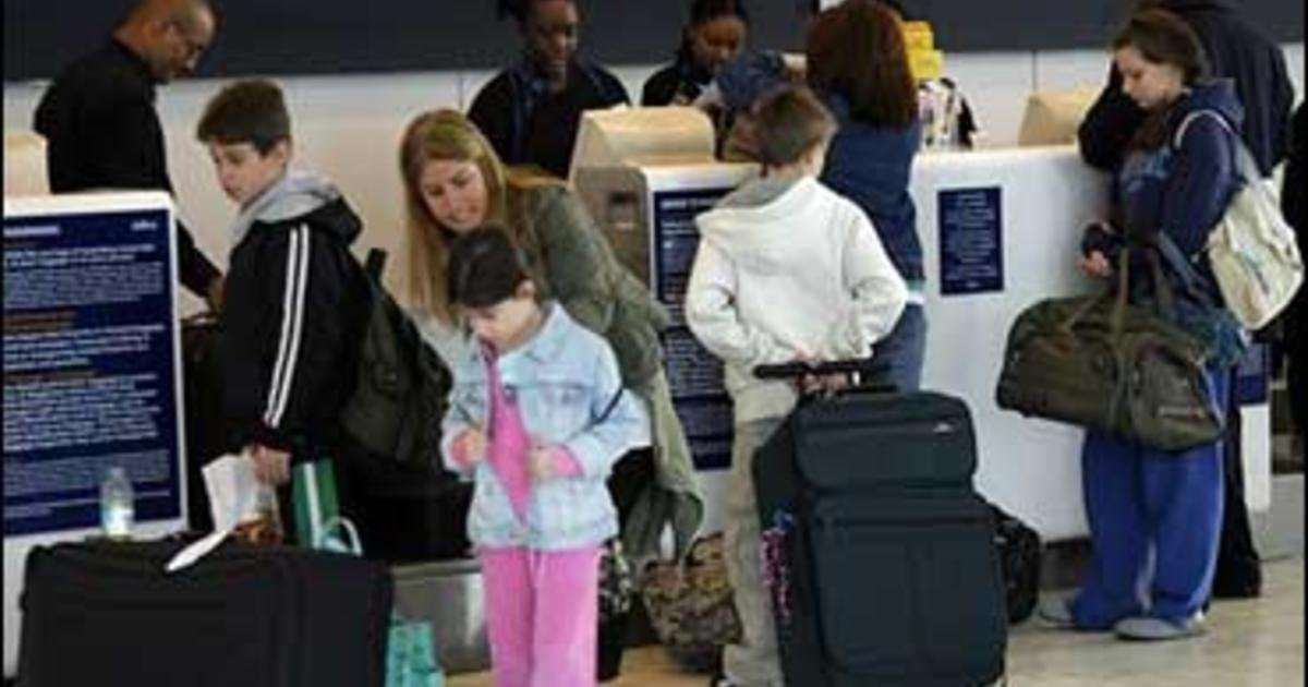 image for U.S. proposes ban on airline fees for seating parents next to kids