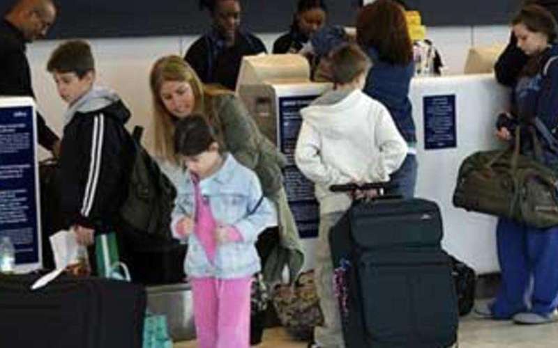 image for U.S. proposes ban on airline fees for seating parents next to kids