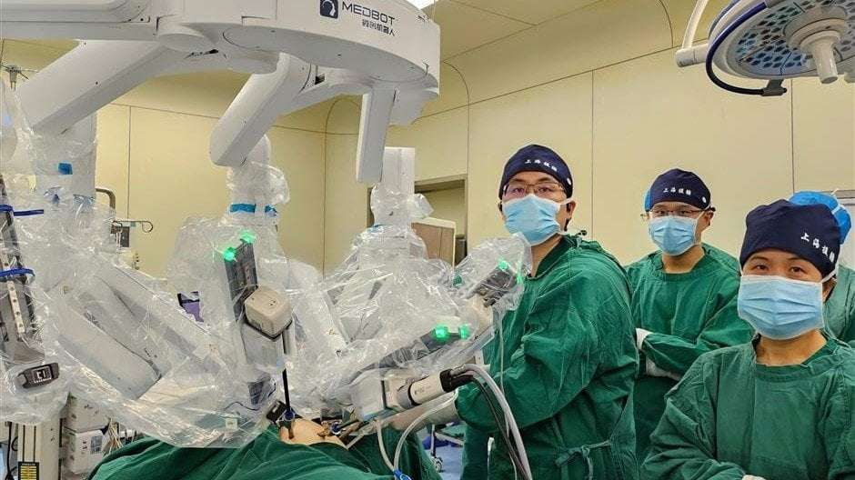 image for Chinese doctor removes patient's lung tumor using robot from 5,000 km away
