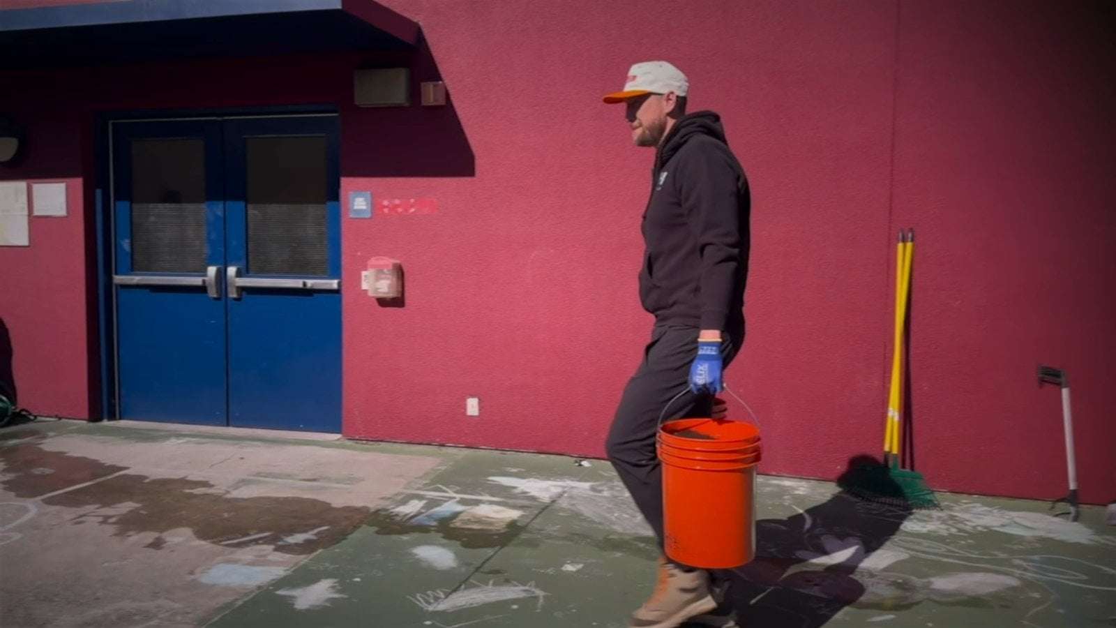 image for Former SF Giant Hunter Pence's nonprofit helps clean up garden at Tenderloin school