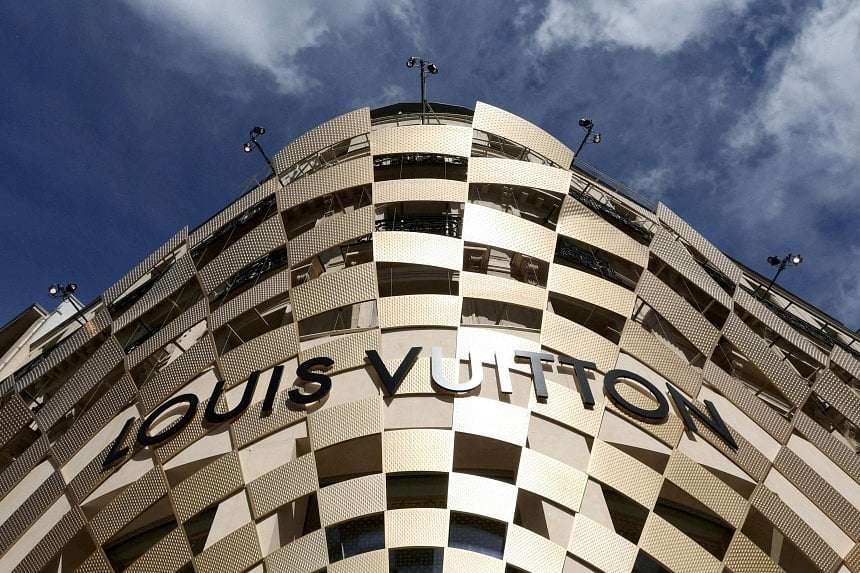 image for Indignant shopper in China makes Louis Vuitton staff count $110k in cash for 2 hours, then leaves