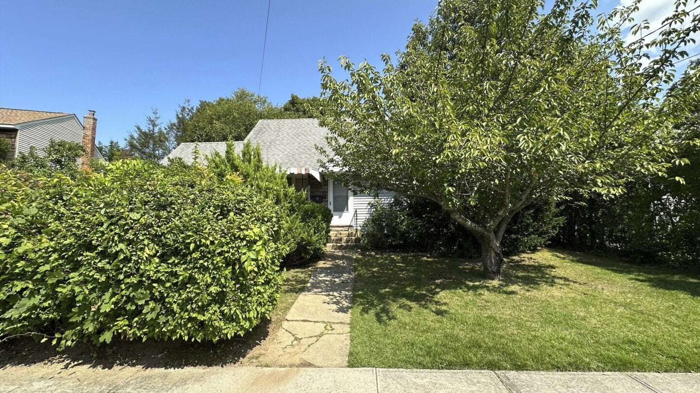 image for Man distraught over planned sale of late mother’s home fatally shoots 4 family members and himself