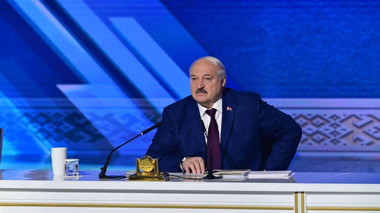 image for Belarusian leader claims he is being advised to "turn away from Russia" and "fight together with Ukraine"