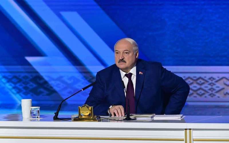 image for Belarusian leader claims he is being advised to "turn away from Russia" and "fight together with Ukraine"
