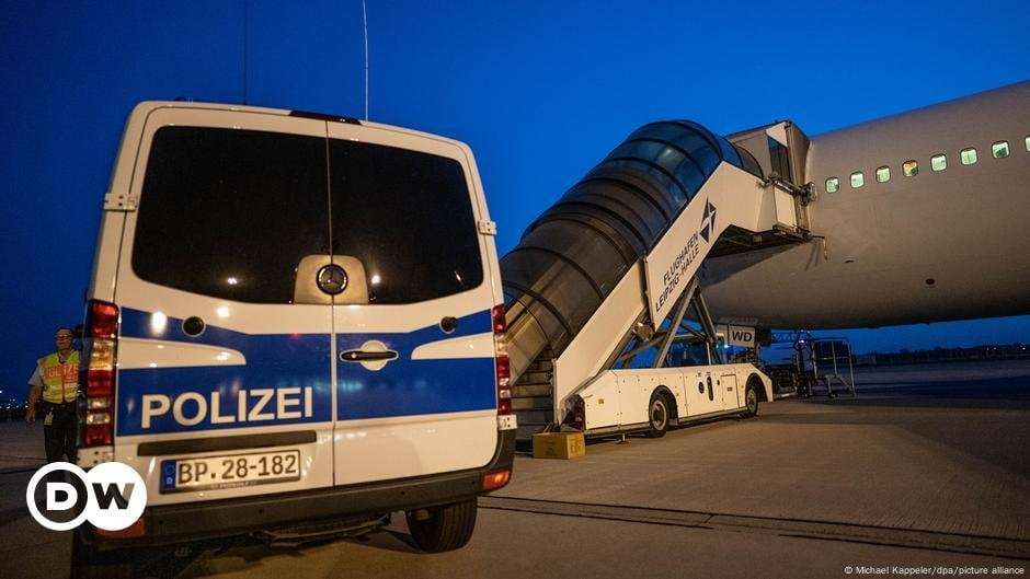 image for Deportation flight leaves Germany for Afghanistan – DW – 08