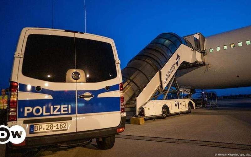 image for Deportation flight leaves Germany for Afghanistan – DW – 08
