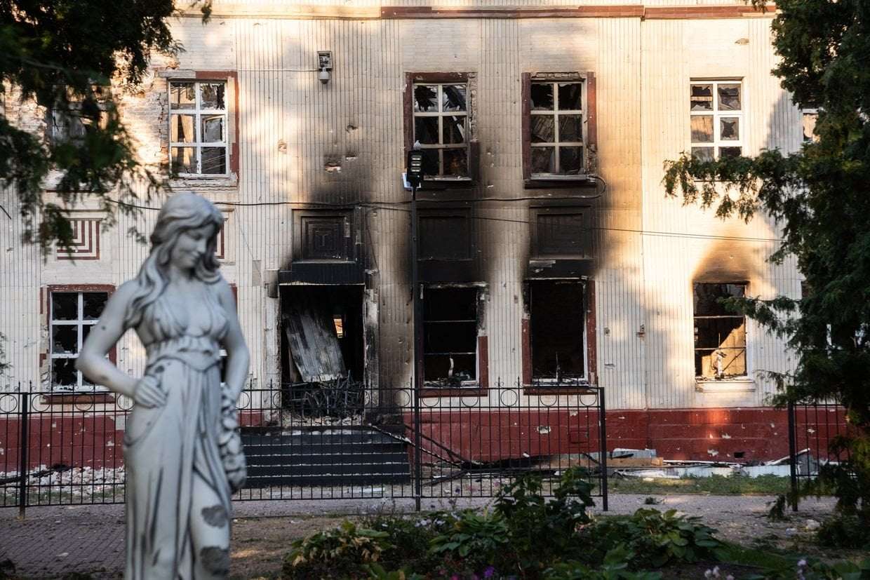 image for Russian forces "wiping out" Kursk Oblast's Sudzha with bombs, Ukrainian general says