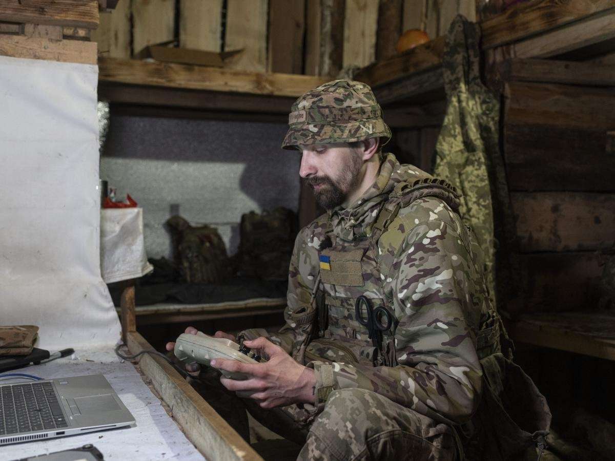 image for Ukraine is fielding machine-gun turrets remotely controlled by the Steam Deck video game system made for playing Halo