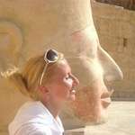 image for A foreign tourist took a picture of her next to the statue of Queen Hatshepsut. [540x720]