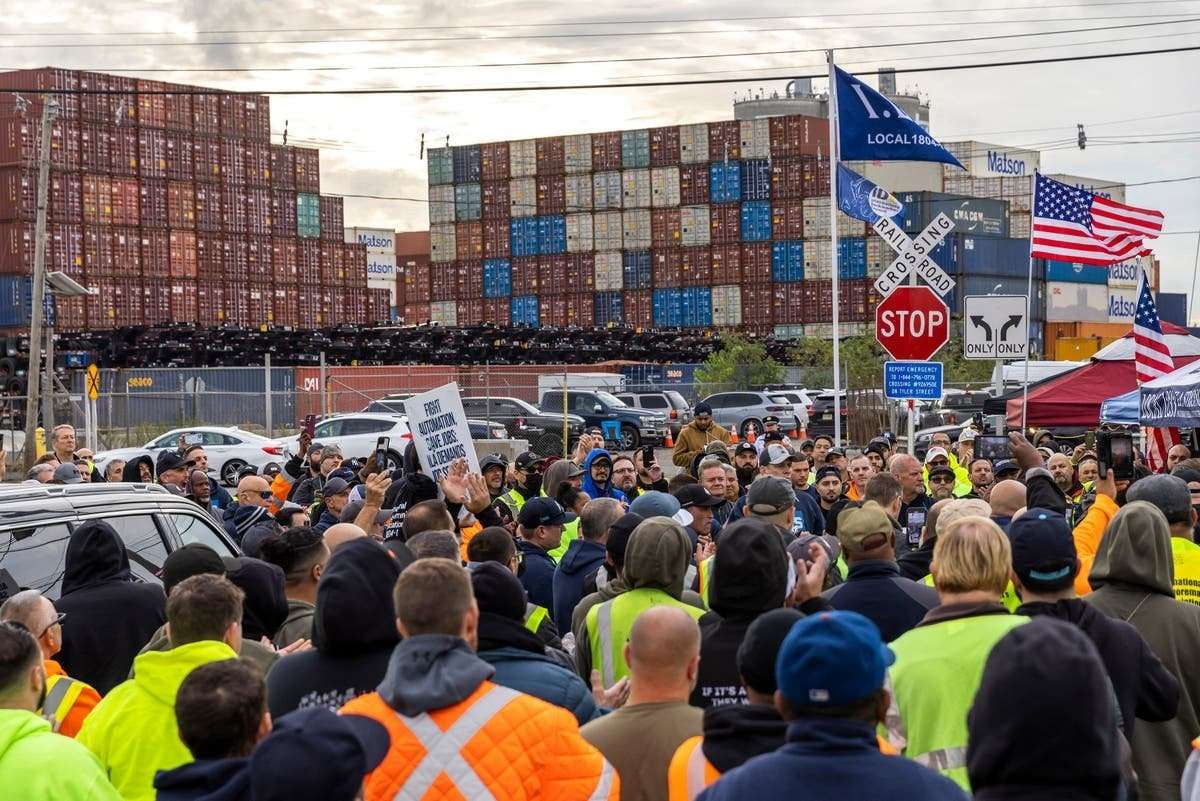 image for Port strike sparks toilet paper ‘panic buying’ as store shelves left empty