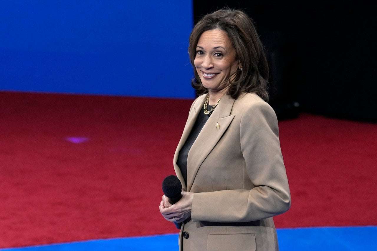 image for Trump MAGA supporters crash Harris’ rally ... and she smokes them with a great one-liner