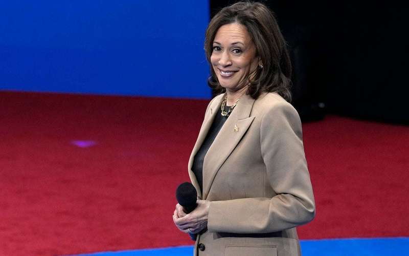 image for Trump MAGA supporters crash Harris’ rally ... and she smokes them with a great one-liner