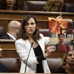 image for Spanish MP Ione Belarra holding a picture of Shaban Al-Dalou.