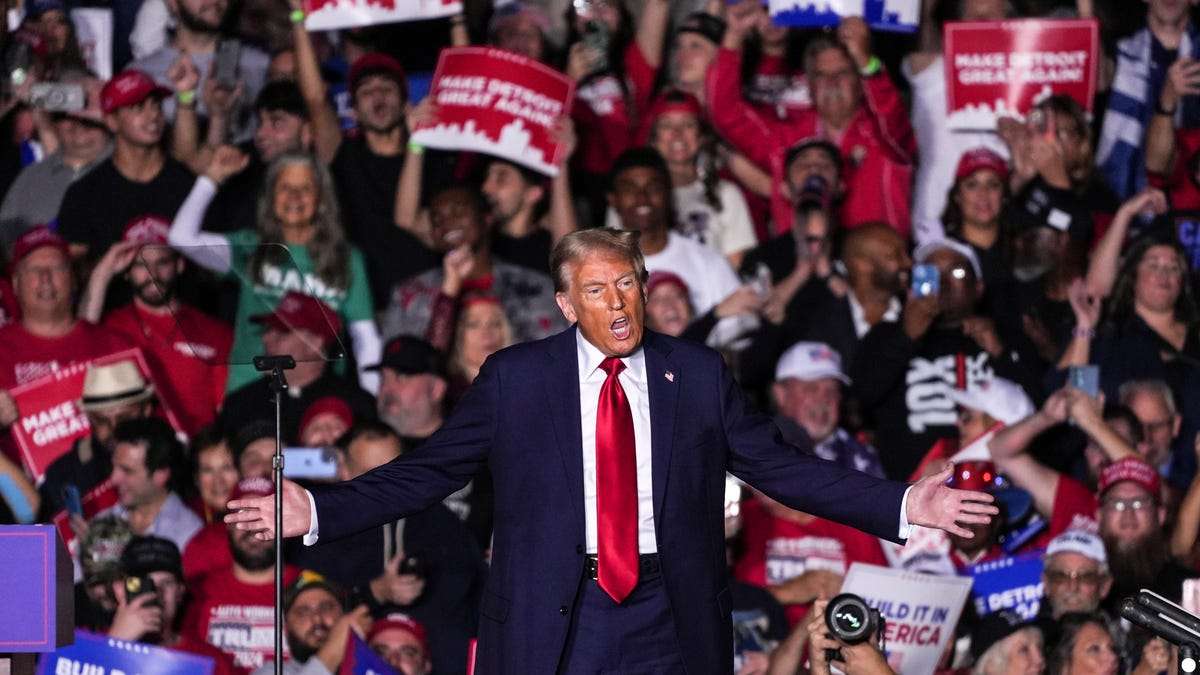 image for Trump goes silent for 18 minutes in Detroit after Huntington Place microphone goes out