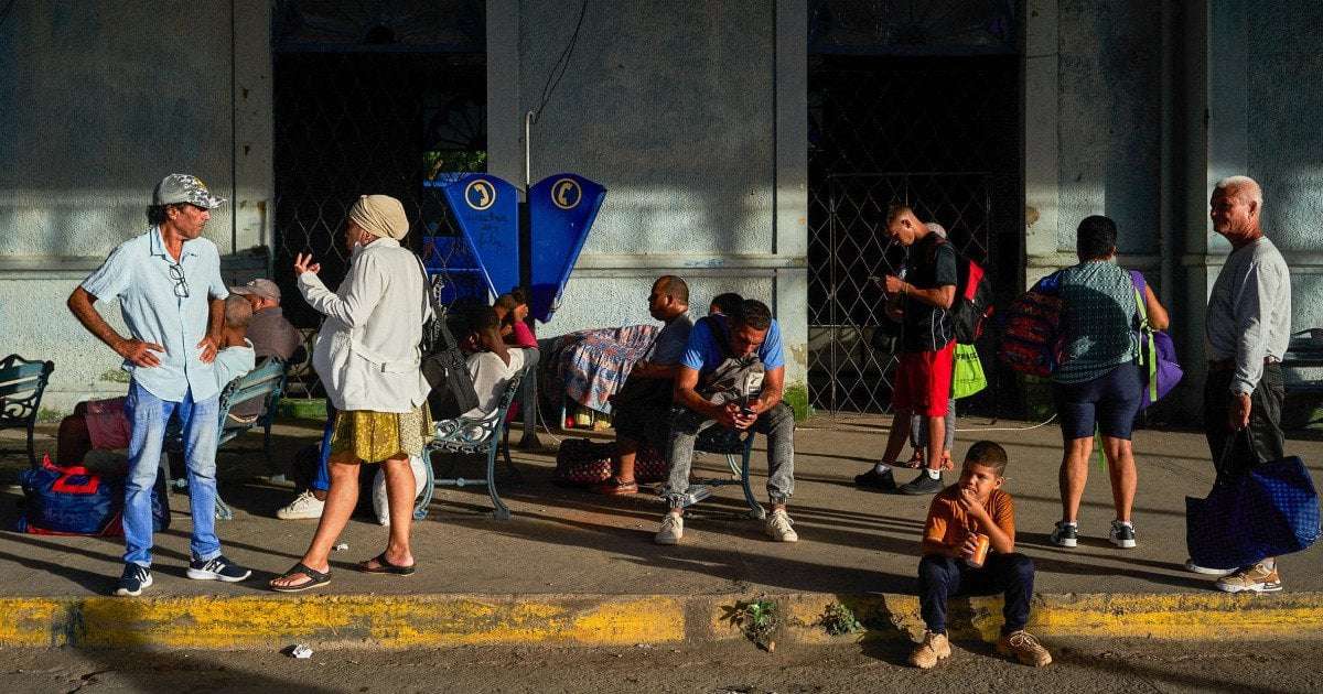 image for Power goes out on entire island of Cuba, leaving 10 million people without electricity