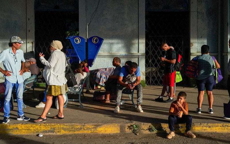 image for Power goes out on entire island of Cuba, leaving 10 million people without electricity