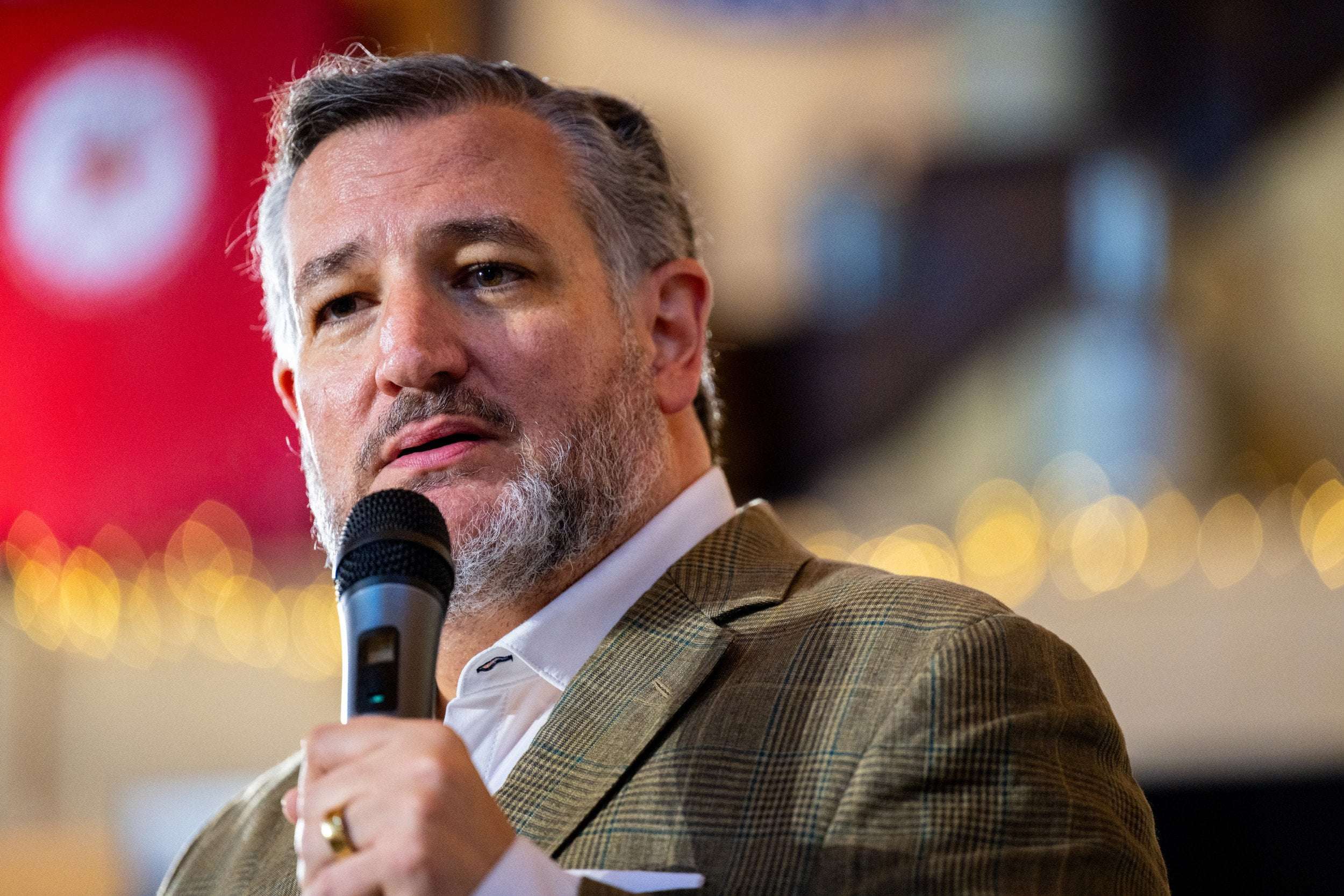 image for Ted Cruz Suffers Blow as Texas' Biggest Newspaper Endorses Opponent