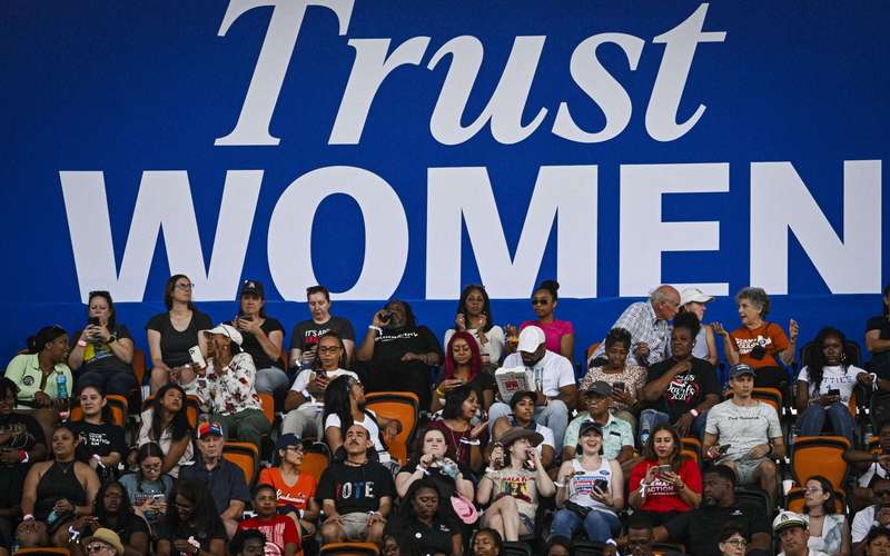 image for Kamala Harris Breaks Her Own Rally Crowd Record in 24 Hours